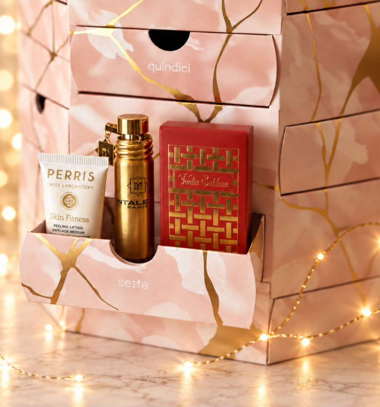 Il cassetto «sette» del calendario ALTROVE aperto, con Perris «Skin Fitness», un flacone Montale e la scatola rossa «Tonka Sublime», fra luci di Natale