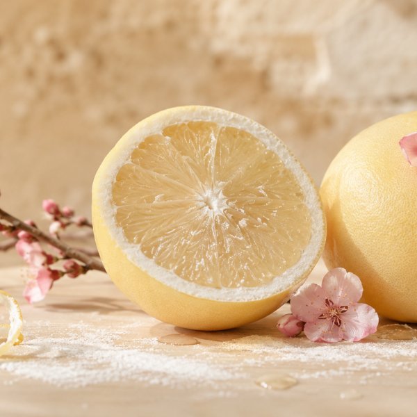Top notes: Accordo Polvere Di Sale, Fiori Di Pesco, Pompelmo Bianco