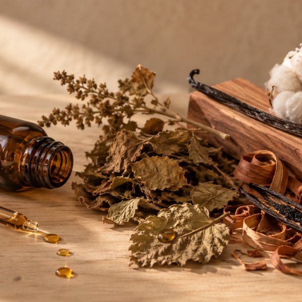 Note di fondo: Assoluta Di Vaniglia, Legno Di Cedro, Muschio, Olio Essenziale Di Patchouli Nosy Be