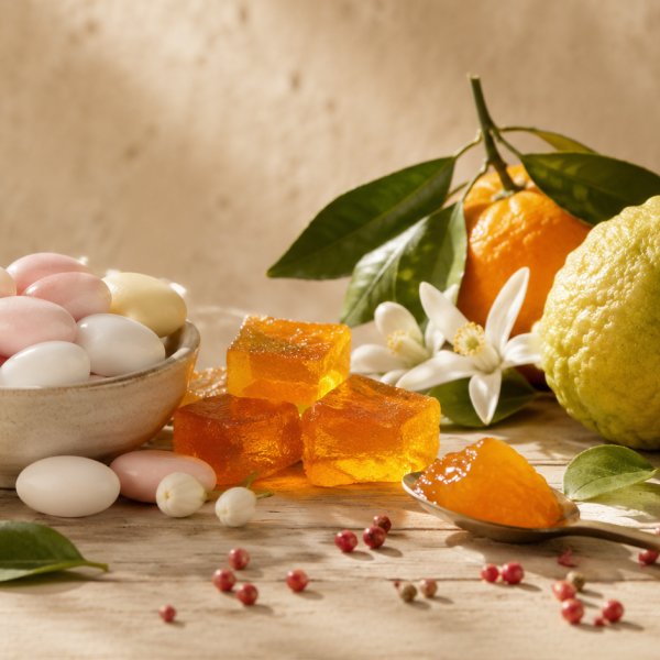 Note di testa: Bergamotto, Foglie Di Violetta, Mandarino, Neroli, Bacche Di Pepe Rosa, Confetti Di Zucchero, Gelatina Di Albicocca